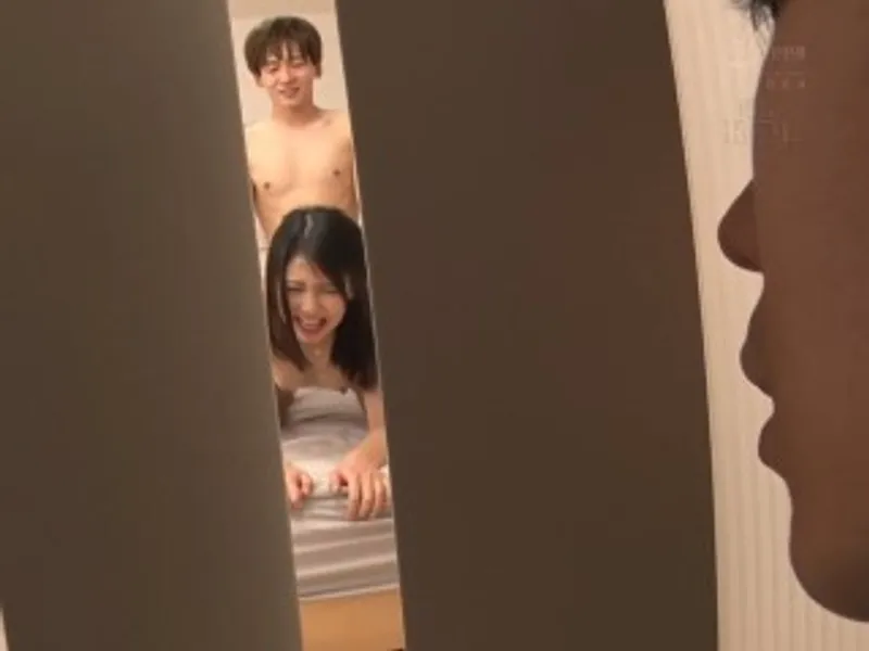 Thanh niên đang vụng trộm với chị gần nhà thì anh gã chồng về...