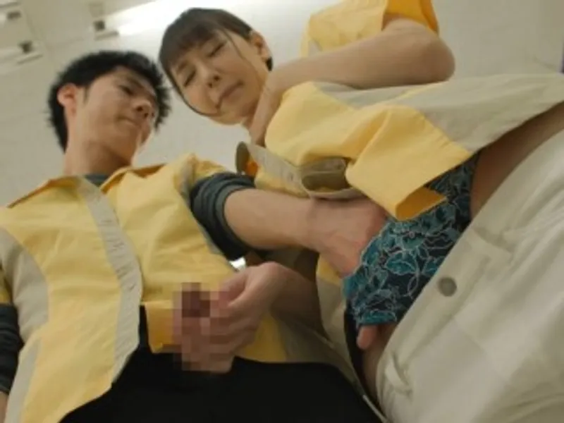 điên cuồng nện cô nhân viên nữ dâm dục trong siêu thị mini