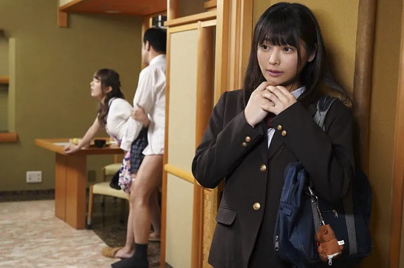 Con mèo nhỏ riêng thấy thèm khi nhìn trộm bố dượng xoạc mẹ