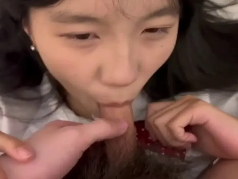 Em loli dễ thương mút cây hàng biến em thành con em đào nứng lồn p2